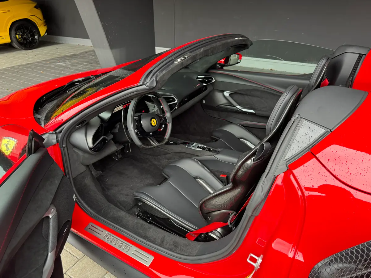 Ferrari 296 GTS Spider 2024, salpicadero — Nice Luxury Car Rental, Niza. Ferrari 296 GTS Spider in Niza El Ferrari 296 GTS Spider 2024 está disponible para…