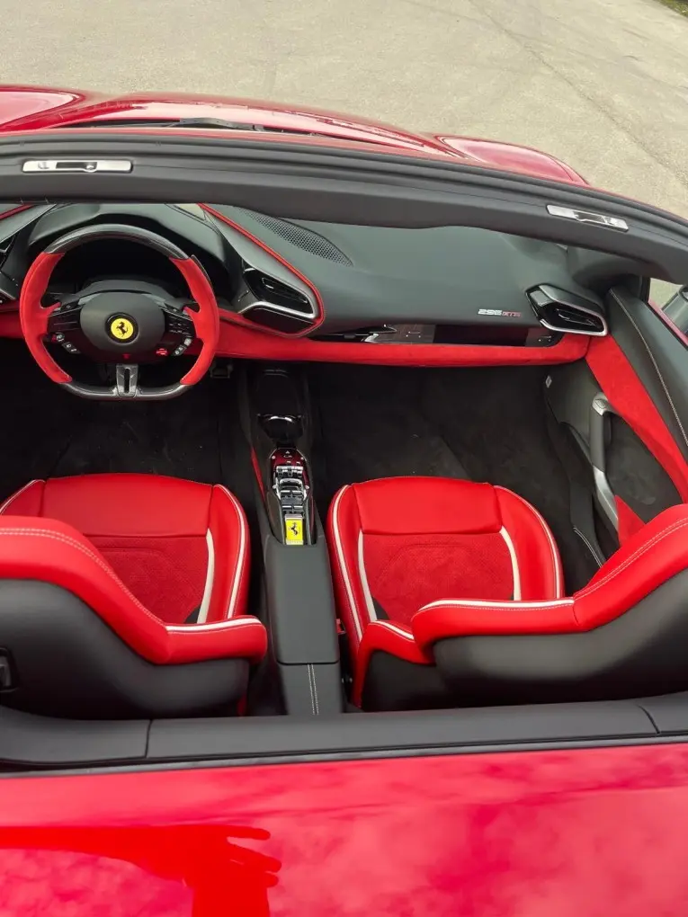 Ferrari 296 GTS Spider 2025, exterior — Nice Luxury Car Rental, Niza. Ferrari 296 GTS Spider in Niza El Ferrari 296 GTS Spider 2025 está disponible para…