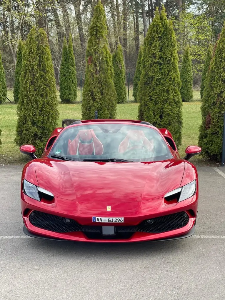 Ferrari 296 GTS Spider 2025, vista frontal — Nice Luxury Car Rental, Niza. Ferrari 296 GTS Spider in Niza El Ferrari 296 GTS Spider 2025 está disponible para…