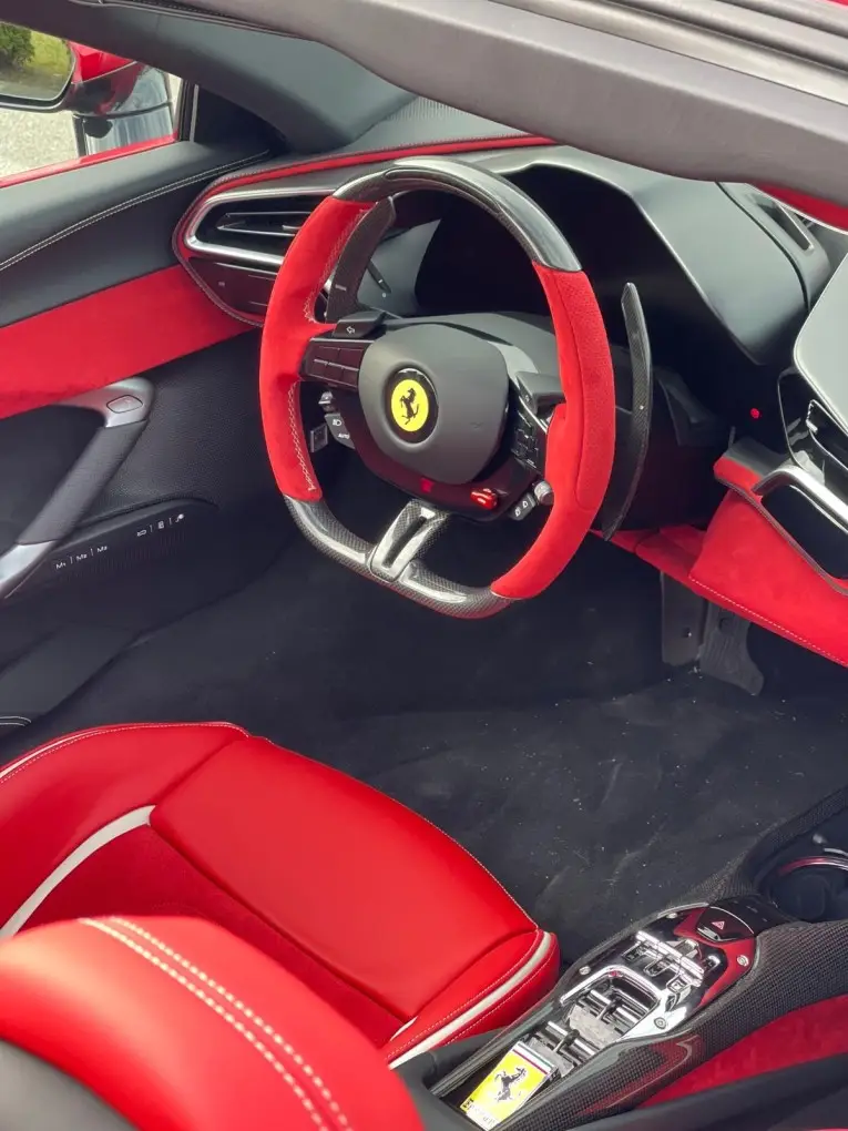 Ferrari 296 GTS Spider 2025, interior — Nice Luxury Car Rental, Niza. Ferrari 296 GTS Spider in Niza El Ferrari 296 GTS Spider 2025 está disponible para…