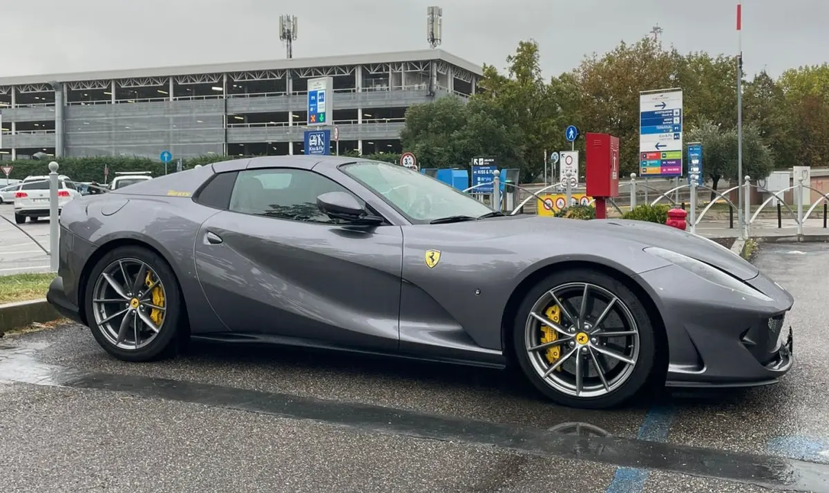 Ferrari 812 GTS 2024, vue arrière — Nice Luxury Car Rental, Nice. Ferrari 812 GTS in Nice Le Ferrari 812 GTS 2024 est proposé à la location à Nice pour les…