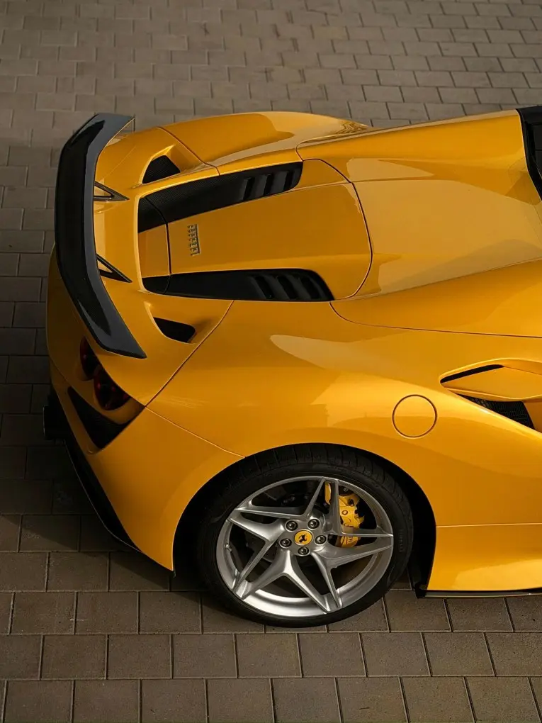 Ferrari F8 SPIDER 2023, exterior — Nice Luxury Car Rental, Niza. Ferrari F8 SPIDER in Niza En Niza, el Ferrari F8 SPIDER 2023 está disponible para…
