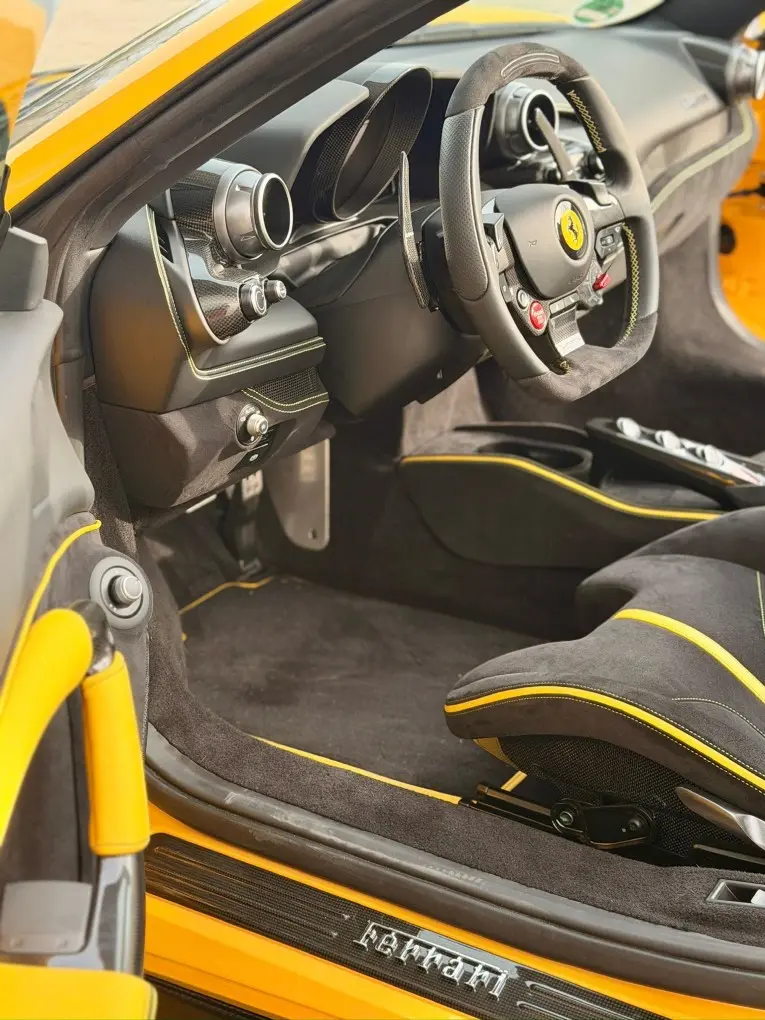 Ferrari F8 SPIDER 2023, interior — Nice Luxury Car Rental, Niza. Ferrari F8 SPIDER in Niza En Niza, el Ferrari F8 SPIDER 2023 está disponible para…