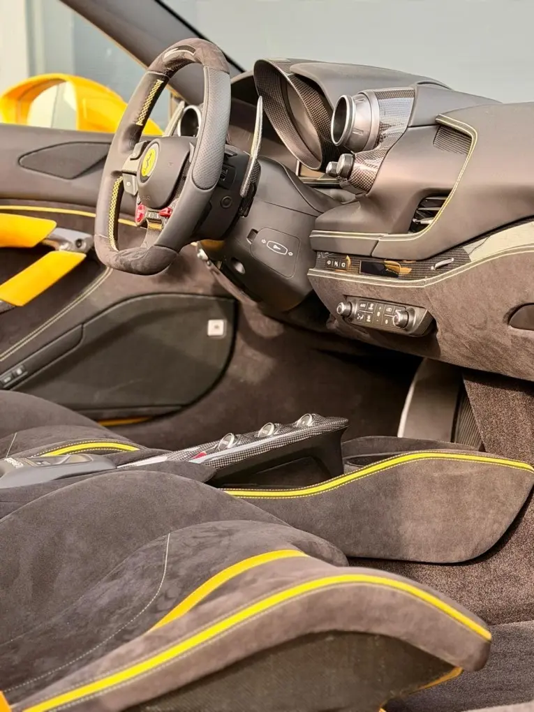 Ferrari F8 SPIDER 2023, salpicadero — Nice Luxury Car Rental, Niza. Ferrari F8 SPIDER in Niza En Niza, el Ferrari F8 SPIDER 2023 está disponible para…