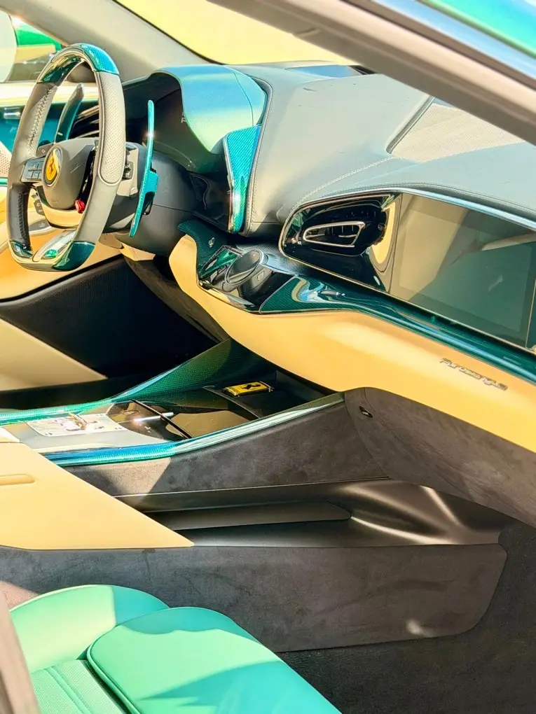 Ferrari Purosangue Atelier 2025, salpicadero — Nice Luxury Car Rental, Niza. Ferrari Purosangue Atelier in Niza El Ferrari Purosangue Atelier 2025 se ofrece en…
