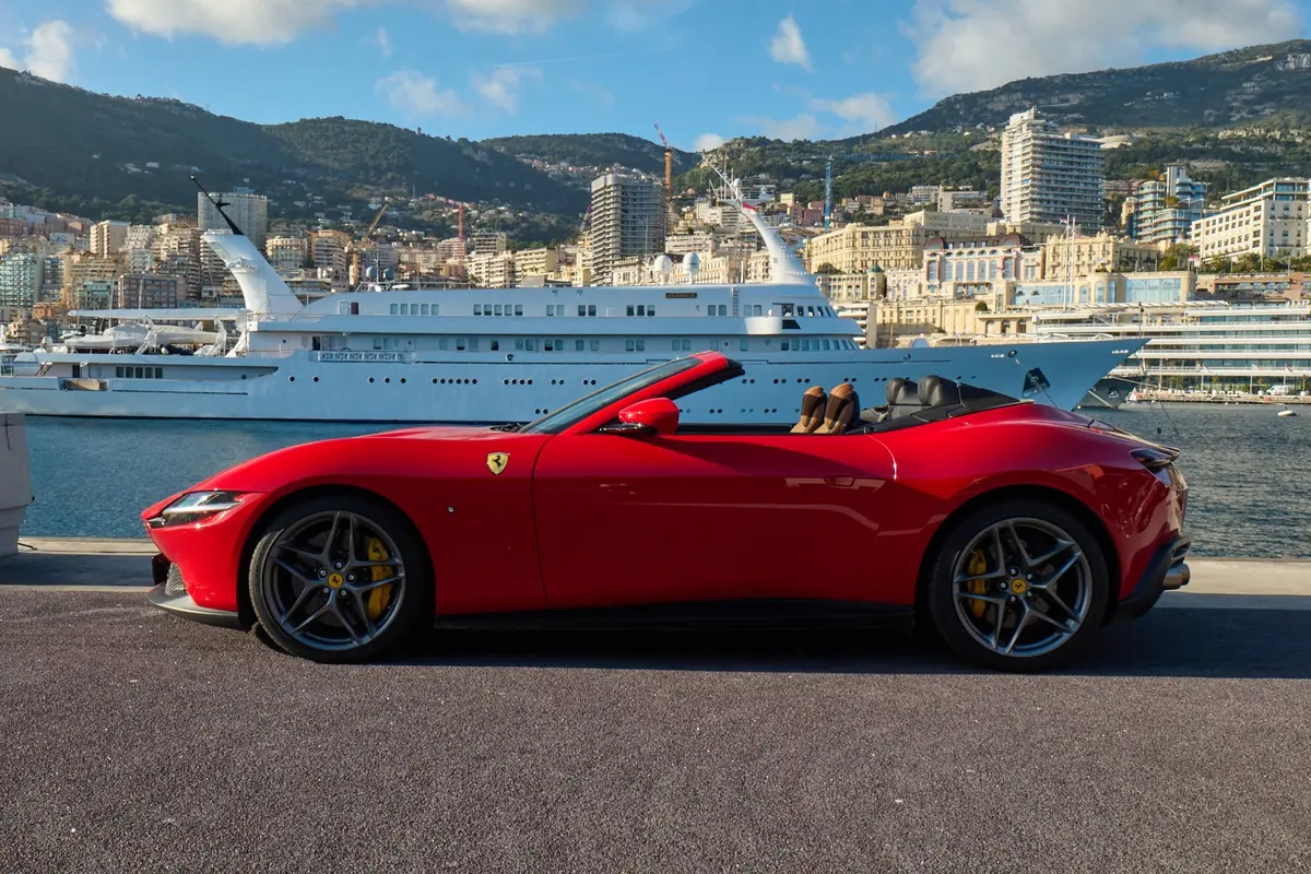 Ferrari Roma Spider 2024, extérieur — Nice Luxury Car Rental, Nice. Ferrari Roma Spider in Nice La Ferrari Roma Spider 2024 est proposée à la location à Nice…