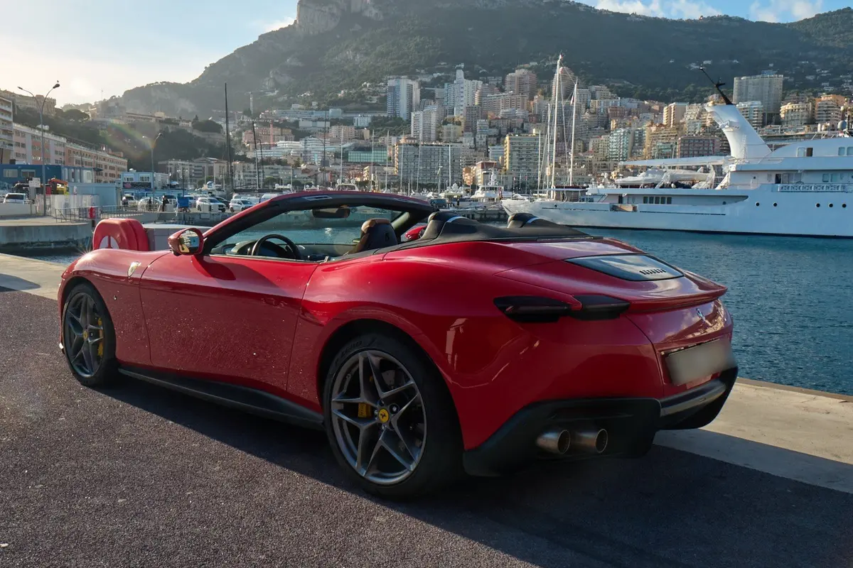 Ferrari Roma Spider 2024, vue avant — Nice Luxury Car Rental, Nice. Ferrari Roma Spider in Nice La Ferrari Roma Spider 2024 est proposée à la location à Nice…