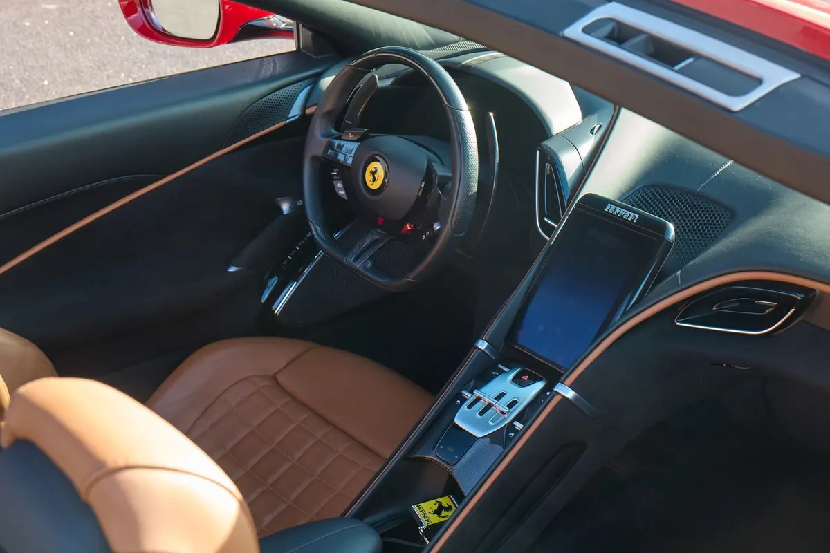 Ferrari Roma Spider 2024, vue arrière — Nice Luxury Car Rental, Nice. Ferrari Roma Spider in Nice La Ferrari Roma Spider 2024 est proposée à la location à Nice…