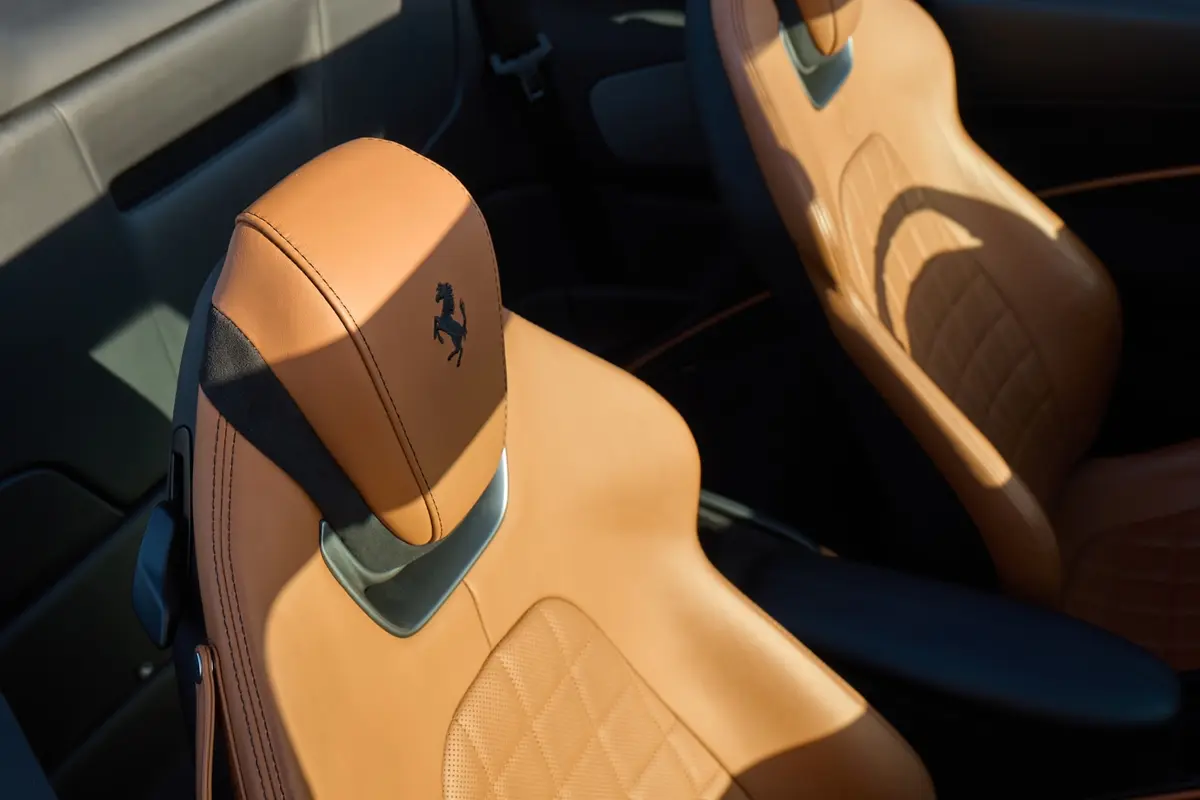 Ferrari Roma Spider 2024, intérieur — Nice Luxury Car Rental, Nice. Ferrari Roma Spider in Nice La Ferrari Roma Spider 2024 est proposée à la location à Nice…