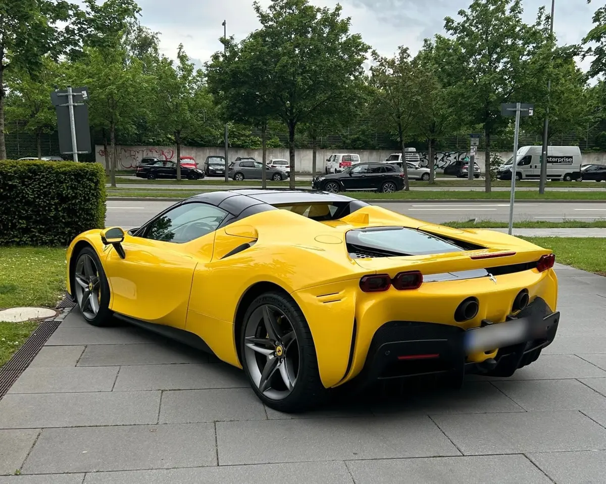 Ferrari SF90 Spider 2024, vue avant — Nice Luxury Car Rental, Nice. Ferrari SF90 Spider in Nice La Ferrari SF90 Spider 2024 est proposée à la location à Nice…