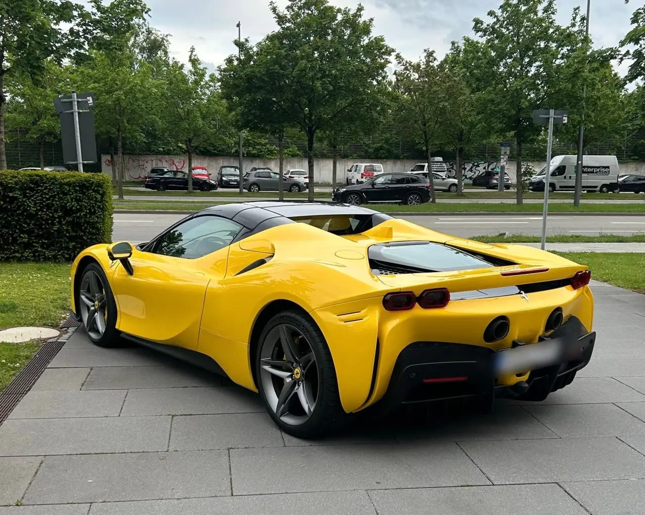 Ferrari SF90 Spider 2024, vue avant — Nice Luxury Car Rental, Nice. Ferrari SF90 Spider in Nice La Ferrari SF90 Spider 2024 est proposée à la location à Nice…