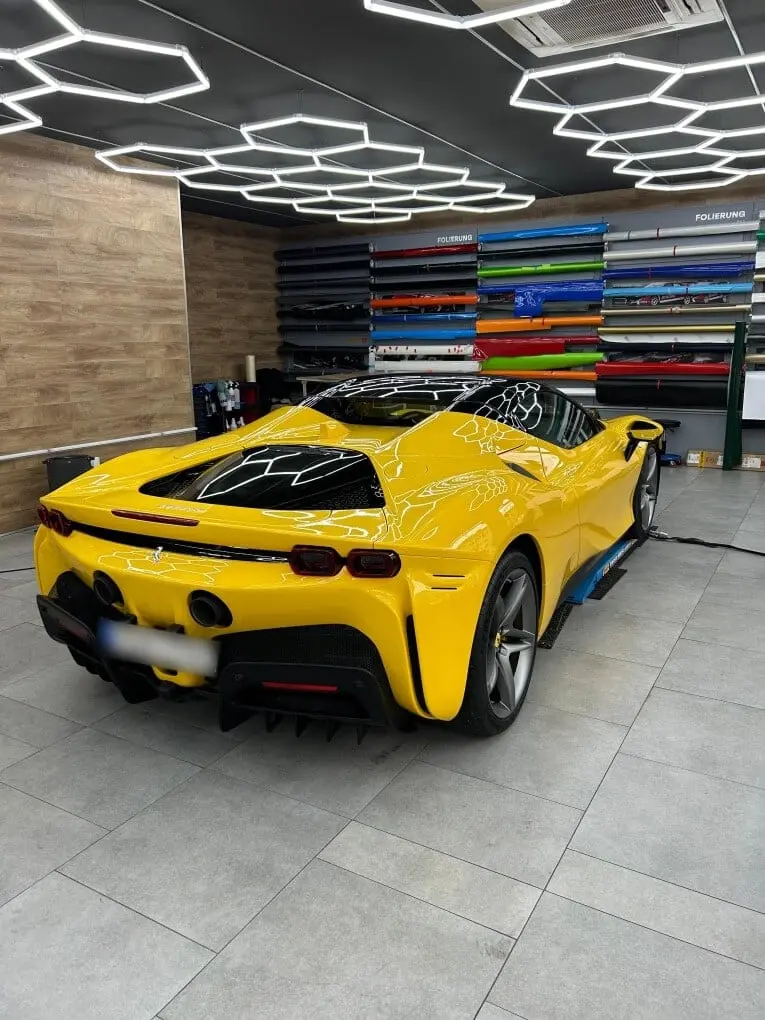 Ferrari SF90 Spider 2024, vue arrière — Nice Luxury Car Rental, Nice. Ferrari SF90 Spider in Nice La Ferrari SF90 Spider 2024 est proposée à la location à Nice…