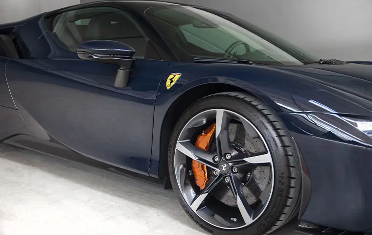 Ferrari SF90 Stradale 2025, vue avant — Nice Luxury Car Rental, Nice. Ferrari SF90 Stradale in Nice La location d'une Ferrari SF90 Stradale à Nice s'adresse à…