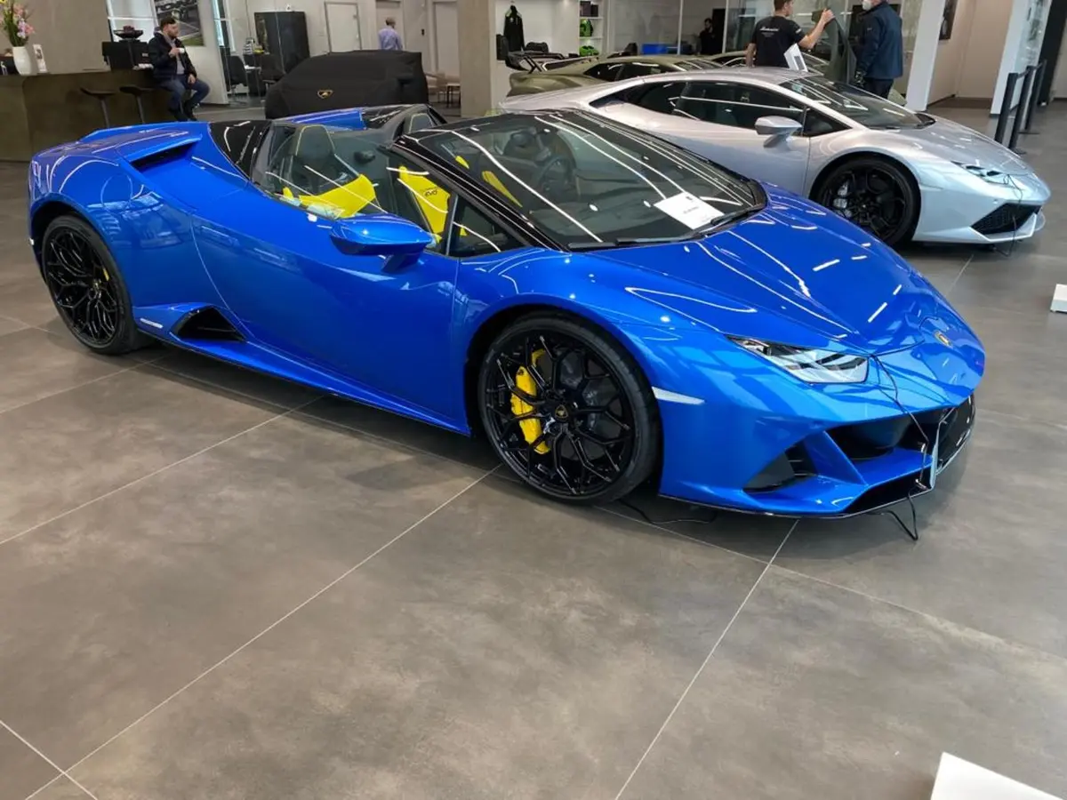 Lamborghini Huracan Evo Spyder 2022, vista frontal — Nice Luxury Car Rental, Niza. Lamborghini Huracan Evo Spyder in Niza El Lamborghini Huracan Evo Spyder 2022 está…