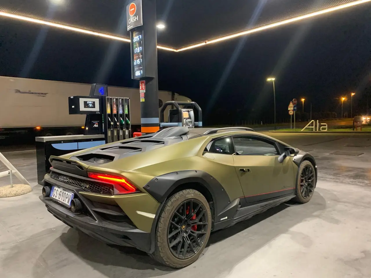 Lamborghini Huracan Sterrato 2024, vue avant — Nice Luxury Car Rental, Nice. Lamborghini Huracan Sterrato in Nice La Lamborghini Huracan Sterrato 2024 rejoint la…