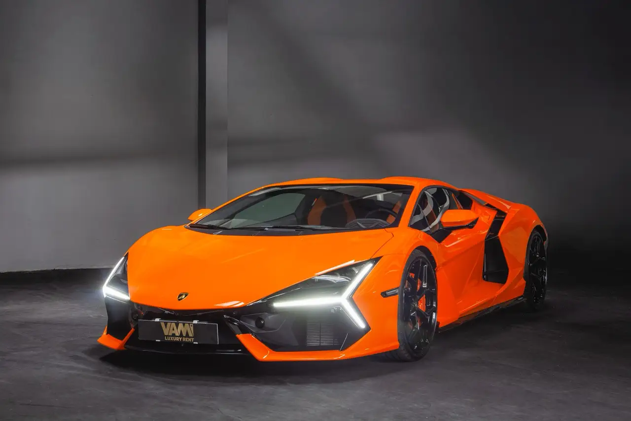 Lamborghini Revuelto 2026, вид спереди — Nice Luxury Car Rental, Ницца. Lamborghini Revuelto in Ницца Lamborghini Revuelto 2026 года доступен для аренды в Ницце…