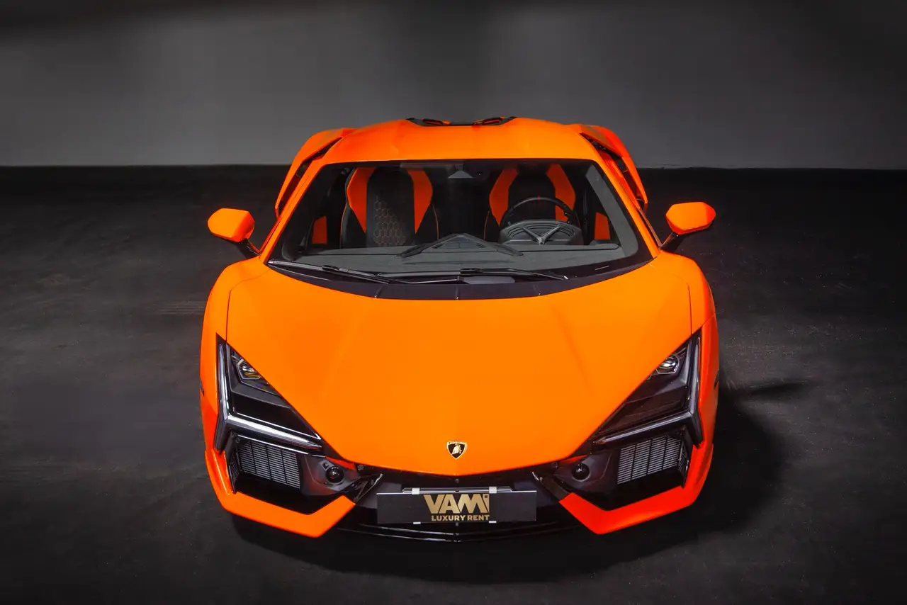 Lamborghini Revuelto 2026, вид сзади — Nice Luxury Car Rental, Ницца. Lamborghini Revuelto in Ницца Lamborghini Revuelto 2026 года доступен для аренды в Ницце…