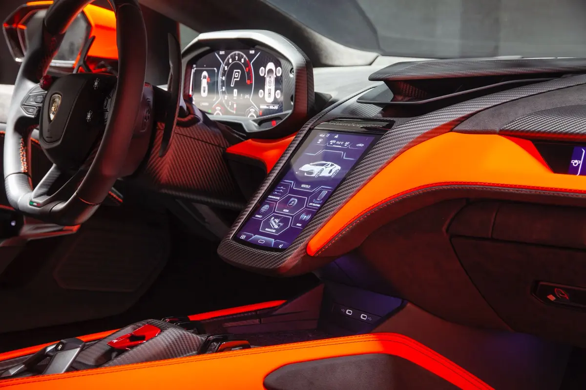 Lamborghini Revuelto 2026, приборная панель — Nice Luxury Car Rental, Ницца. Lamborghini Revuelto in Ницца Lamborghini Revuelto 2026 года доступен для аренды в Ницце…