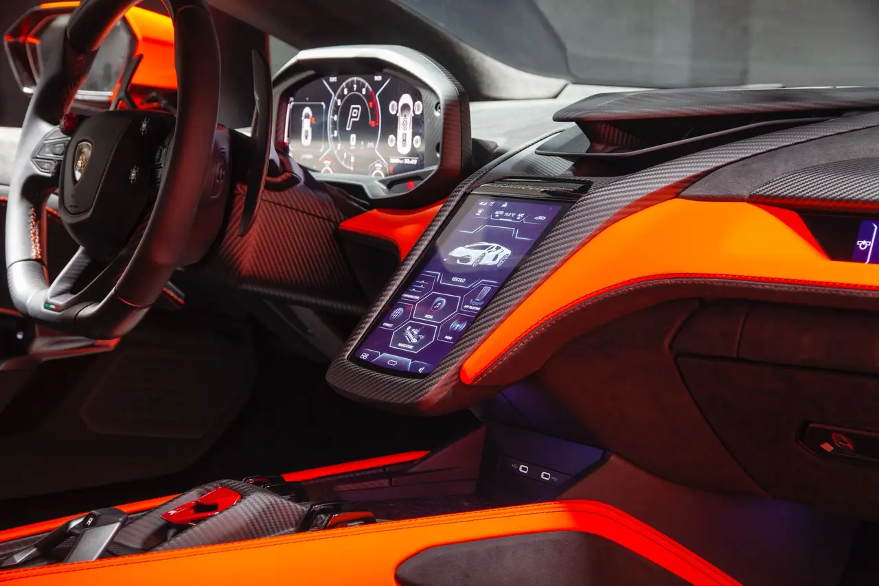 Lamborghini Revuelto 2026, приборная панель — Nice Luxury Car Rental, Ницца. Lamborghini Revuelto in Ницца Lamborghini Revuelto 2026 года доступен для аренды в Ницце…