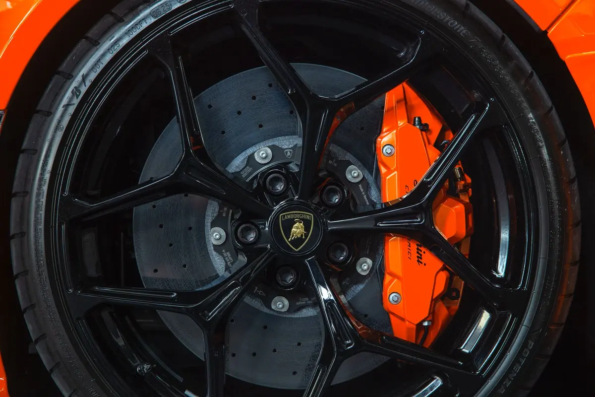 Lamborghini Revuelto 2026, внешний вид — Nice Luxury Car Rental, Ницца. Lamborghini Revuelto in Ницца Lamborghini Revuelto 2026 года доступен для аренды в Ницце…