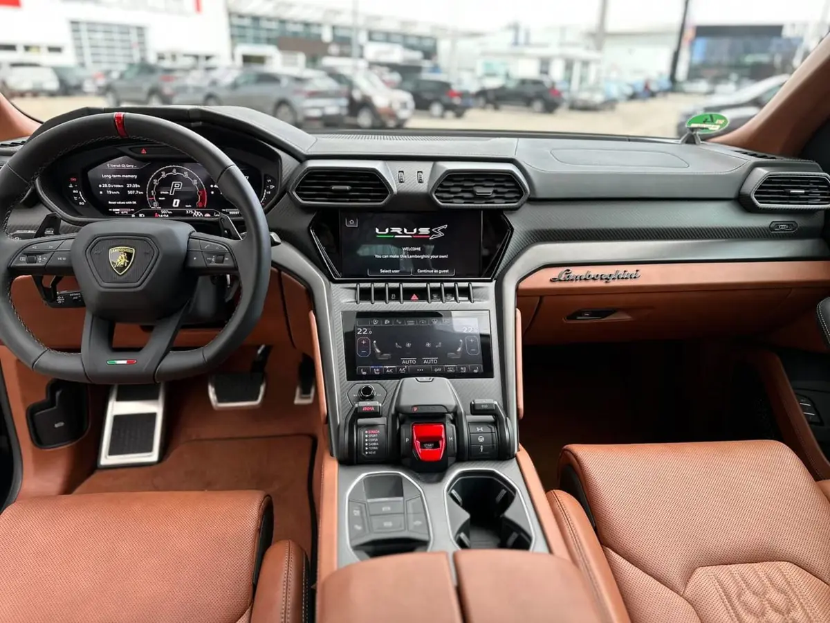 Lamborghini Urus S 2023, vue arrière — Nice Luxury Car Rental, Nice. Lamborghini Urus S in Nice Le Lamborghini Urus S 2023 est proposé à la location à Nice…