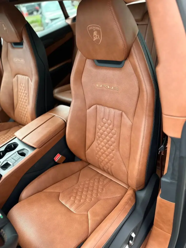 Lamborghini Urus S 2023, tableau de bord — Nice Luxury Car Rental, Nice. Lamborghini Urus S in Nice Le Lamborghini Urus S 2023 est proposé à la location à Nice…