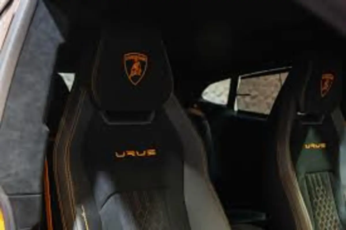 Lamborghini Urus S 2024, vue arrière — Nice Luxury Car Rental, Nice. Lamborghini Urus S in Nice Le Lamborghini Urus S 2024 fait partie des SUV proposés à la…