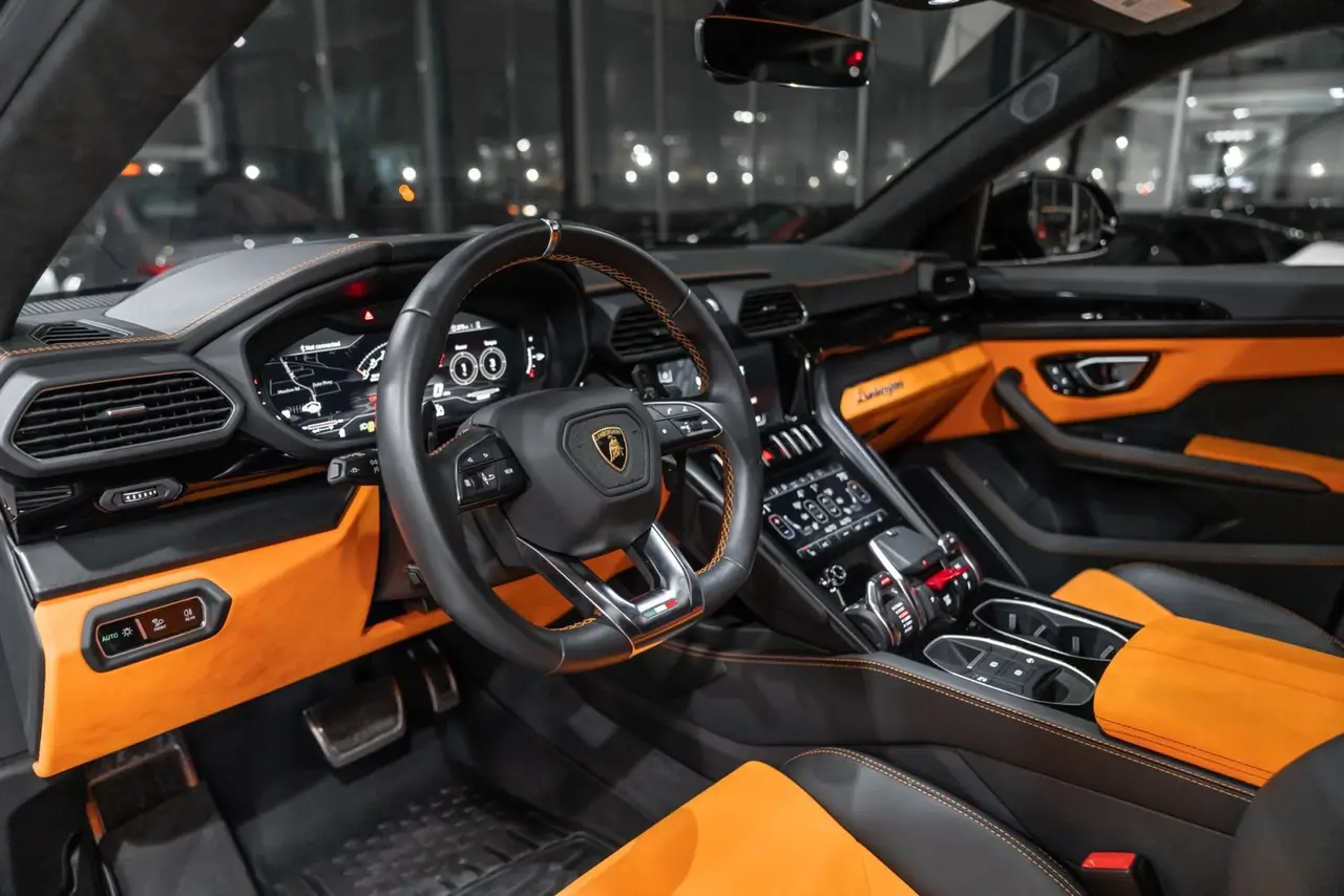 Lamborghini Urus S 2024, tableau de bord — Nice Luxury Car Rental, Nice. Lamborghini Urus S in Nice Le Lamborghini Urus S 2024 fait partie des SUV proposés à la…