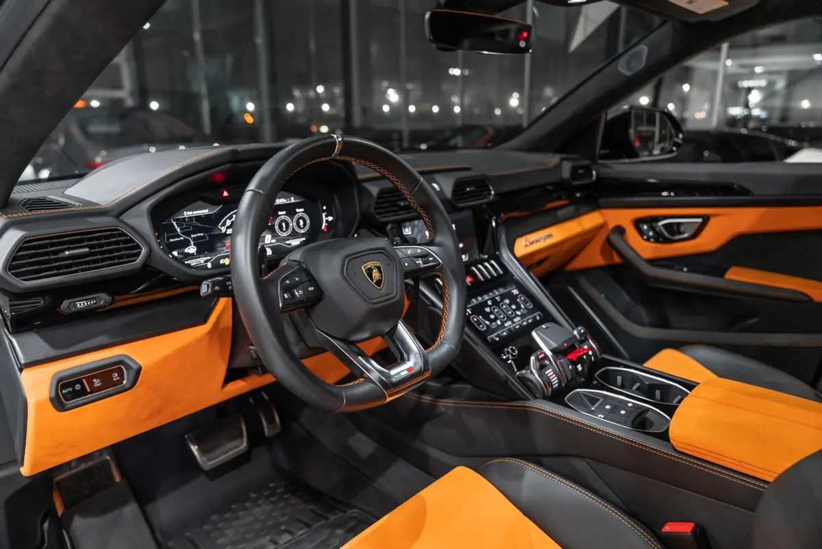 Lamborghini Urus S 2024, tableau de bord — Nice Luxury Car Rental, Nice. Lamborghini Urus S in Nice Le Lamborghini Urus S 2024 fait partie des véhicules proposés…