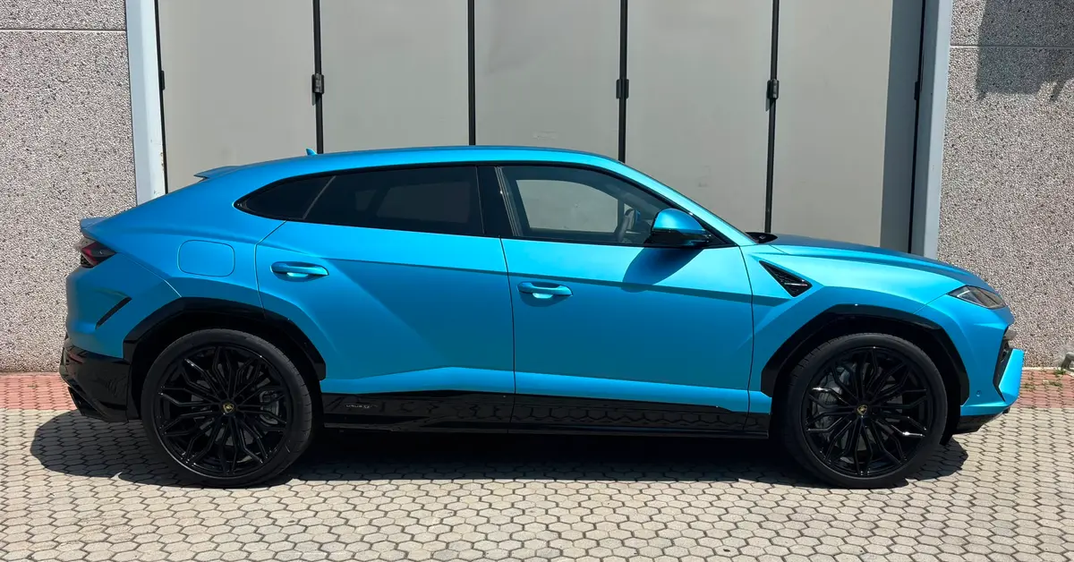 Lamborghini Urus SE 2025, extérieur — Nice Luxury Car Rental, Nice. Lamborghini Urus SE in Nice Le Lamborghini Urus SE 2025 est proposé à la location à Nice,…