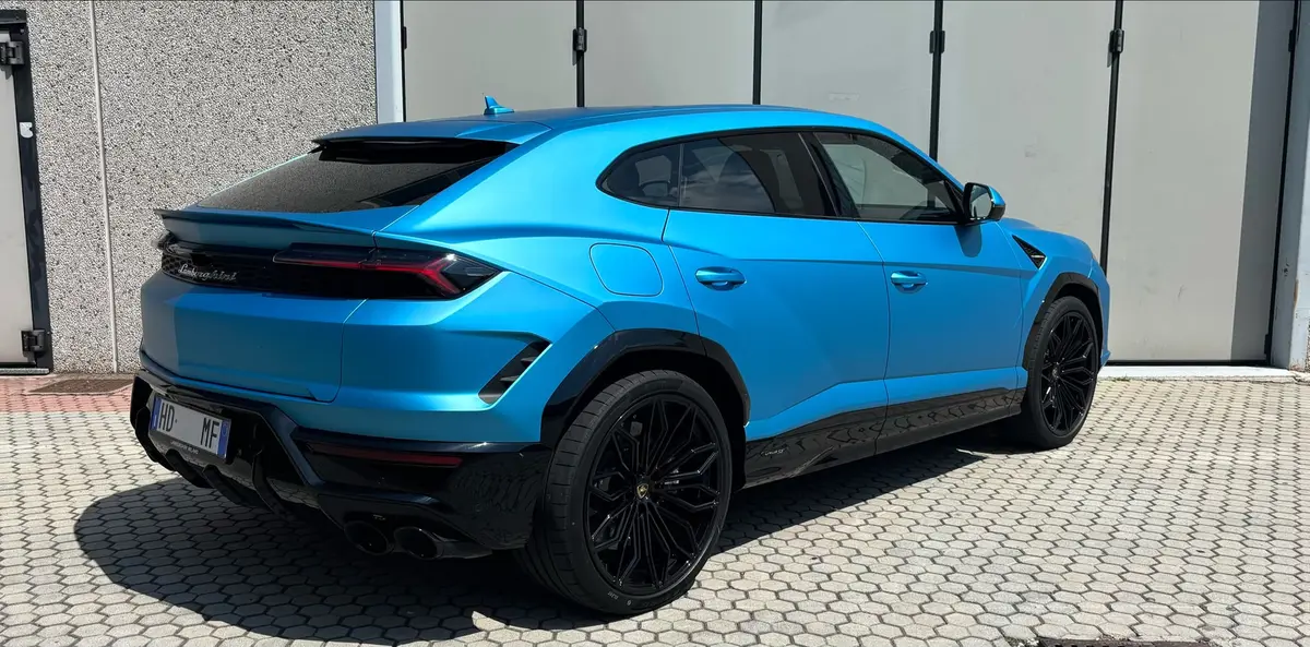 Lamborghini Urus SE 2025, vue avant — Nice Luxury Car Rental, Nice. Lamborghini Urus SE in Nice Le Lamborghini Urus SE 2025 est proposé à la location à Nice,…