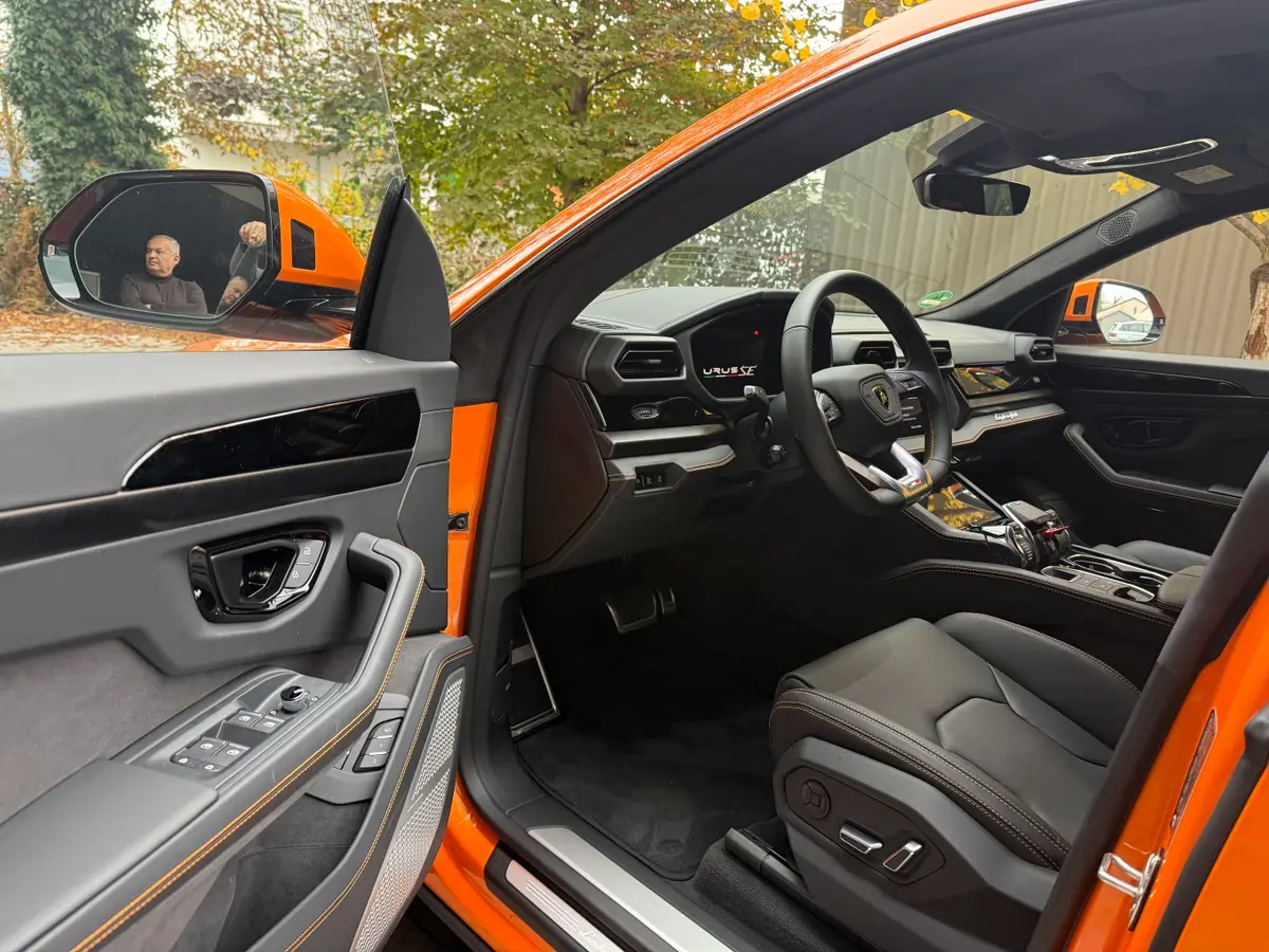 Lamborghini URUS SE 2025, intérieur — Nice Luxury Car Rental, Nice. Lamborghini URUS SE in Nice La Lamborghini URUS SE 2025 est proposée à la location à Nice…