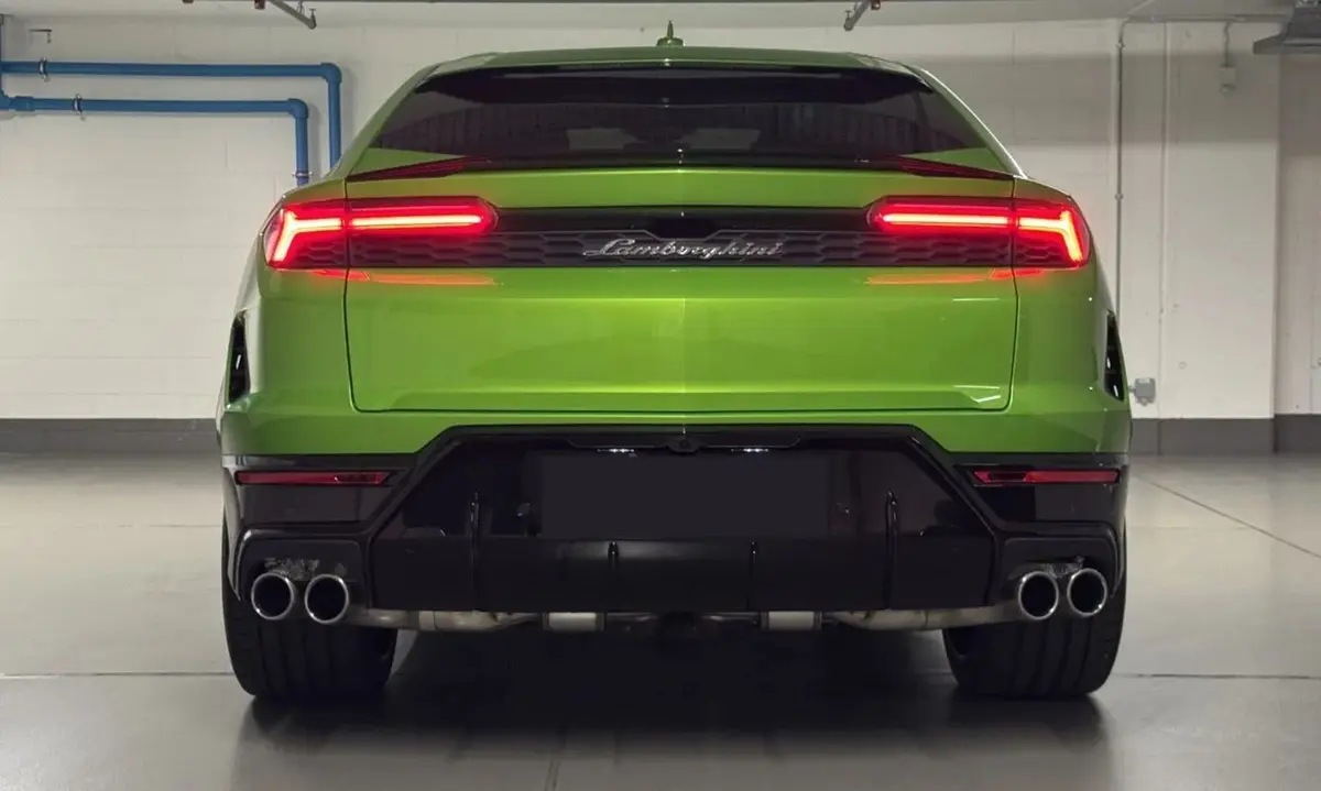 Lamborghini Urus SE 2026, vue arrière — Nice Luxury Car Rental, Nice. Lamborghini Urus SE in Nice La Lamborghini Urus SE 2026 fait partie des SUV proposés à la…