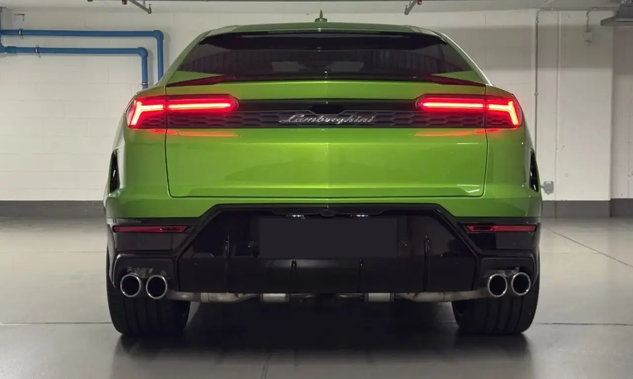 Lamborghini Urus SE 2026, vue arrière — Nice Luxury Car Rental, Nice. Lamborghini Urus SE in Nice La Lamborghini Urus SE 2026 fait partie des SUV proposés à la…