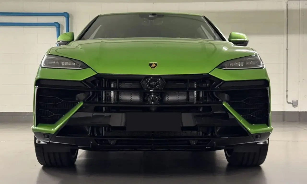 Lamborghini Urus SE 2026, intérieur — Nice Luxury Car Rental, Nice. Lamborghini Urus SE in Nice La Lamborghini Urus SE 2026 fait partie des SUV proposés à la…