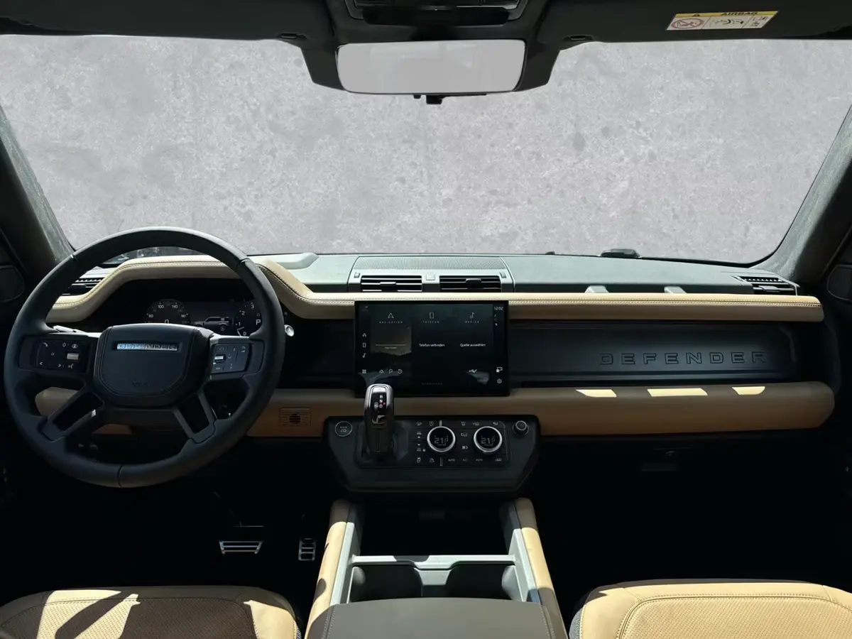 Land Rover Defender 2024, вид сзади — Nice Luxury Car Rental, Ницца. Land Rover Defender in Ницца Land Rover Defender 2024 года доступен для аренды в Ницце…