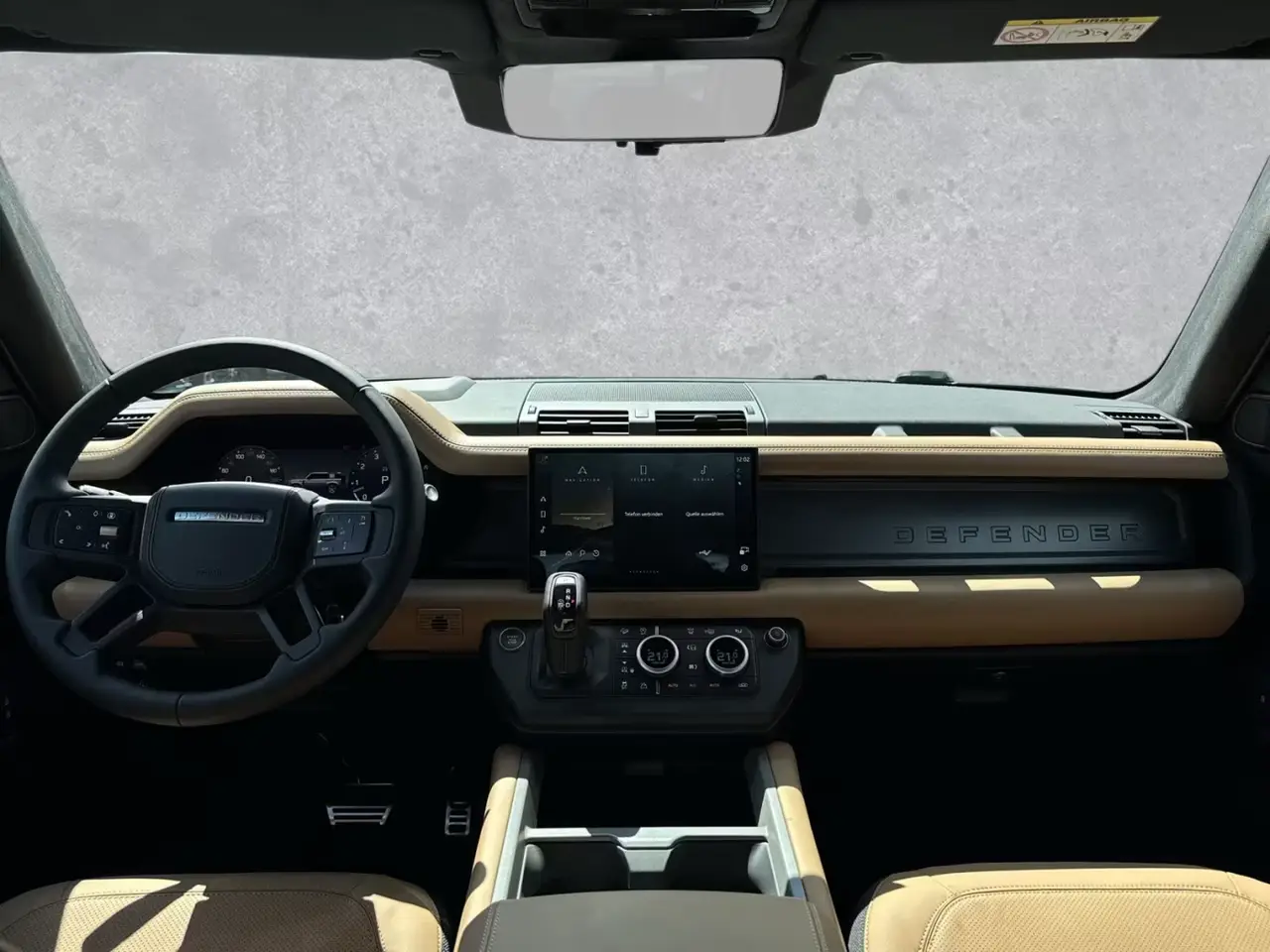 Land Rover Defender 2024, вид сзади — Nice Luxury Car Rental, Ницца. Land Rover Defender in Ницца Land Rover Defender 2024 года доступен для аренды в Ницце…