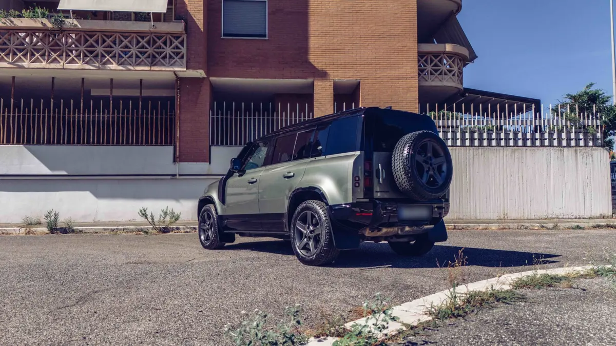 Land Rover Defender X-Dynamic 7 seater 2024, vista frontal — Nice Luxury Car Rental, Niza. Land Rover Defender X-Dynamic 7 seater in Niza El Land Rover Defender X-Dynamic 7 seater…