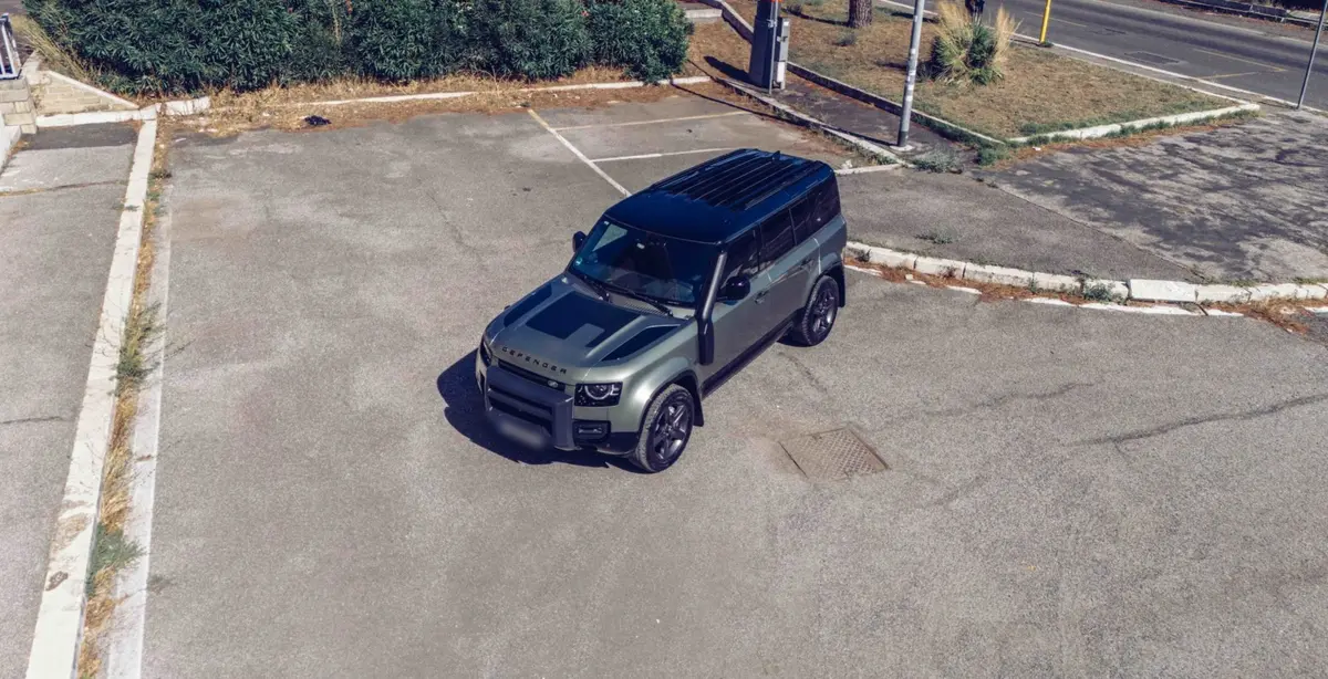 Land Rover Defender X-Dynamic 7 seater 2024, vista trasera — Nice Luxury Car Rental, Niza. Land Rover Defender X-Dynamic 7 seater in Niza El Land Rover Defender X-Dynamic 7 seater…