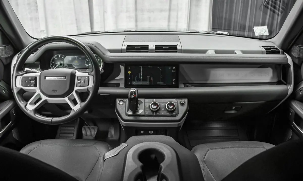 Land Rover Defender X-Dynamic 7 seater 2024, salpicadero — Nice Luxury Car Rental, Niza. Land Rover Defender X-Dynamic 7 seater in Niza El Land Rover Defender X-Dynamic 7 seater…