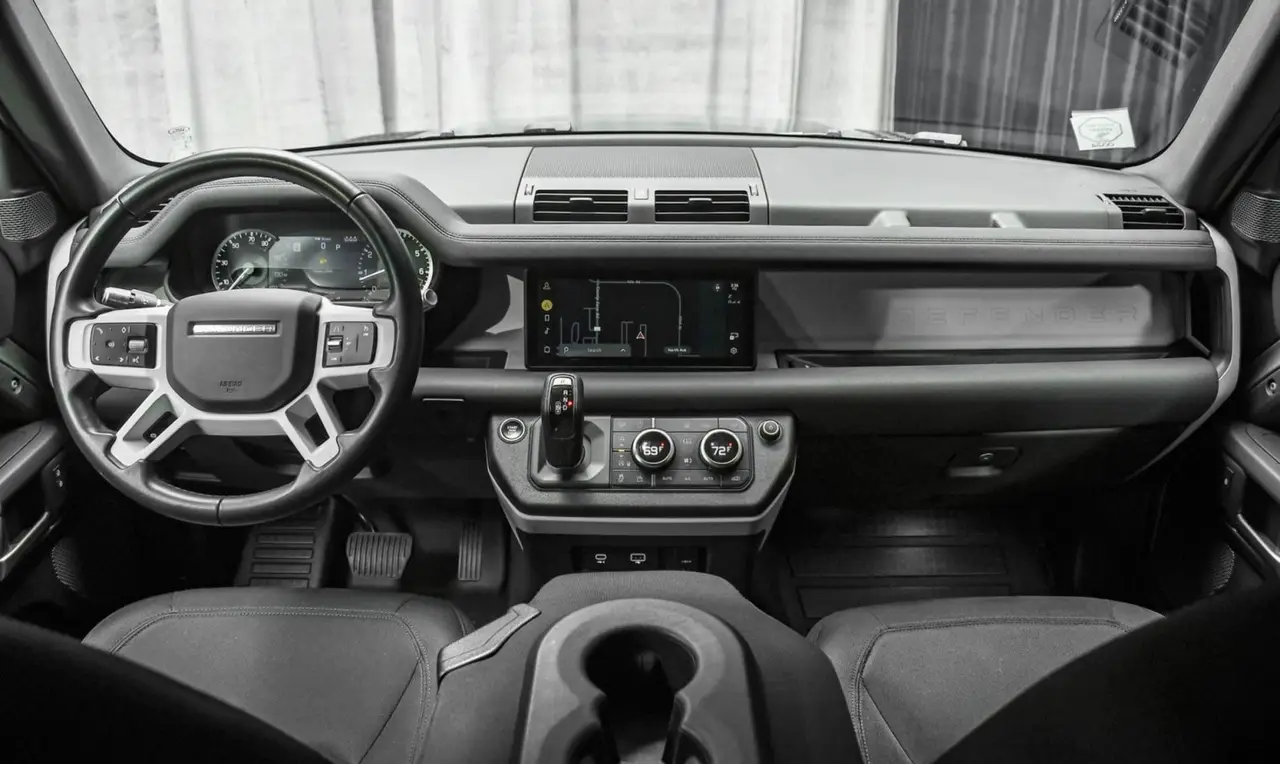 Land Rover Defender X-Dynamic 7 seater 2024, salpicadero — Nice Luxury Car Rental, Niza. Land Rover Defender X-Dynamic 7 seater in Niza El Land Rover Defender X-Dynamic 7 seater…