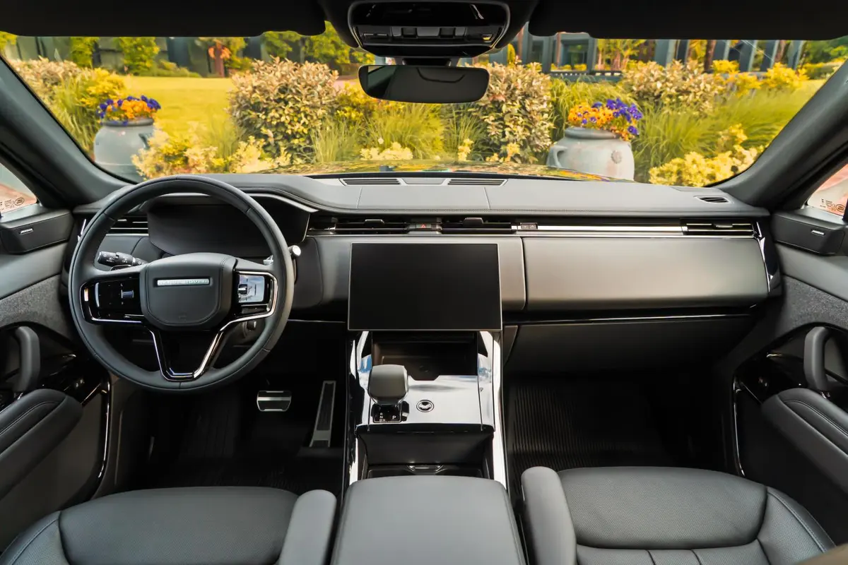 Land Rover Range Rover Sport Dynamic SE 2025, vista frontal — Nice Luxury Car Rental, Niza. Land Rover Range Rover Sport Dynamic SE in Niza El Land Rover Range Rover Sport Dynamic…