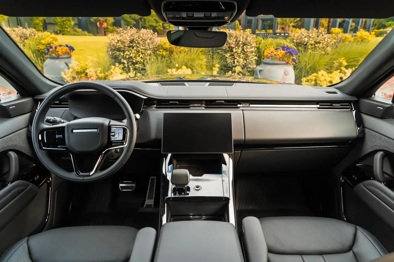 Land Rover Range Rover Sport Dynamic SE 2025, vista frontal — Nice Luxury Car Rental, Niza. Land Rover Range Rover Sport Dynamic SE in Niza El Land Rover Range Rover Sport Dynamic…