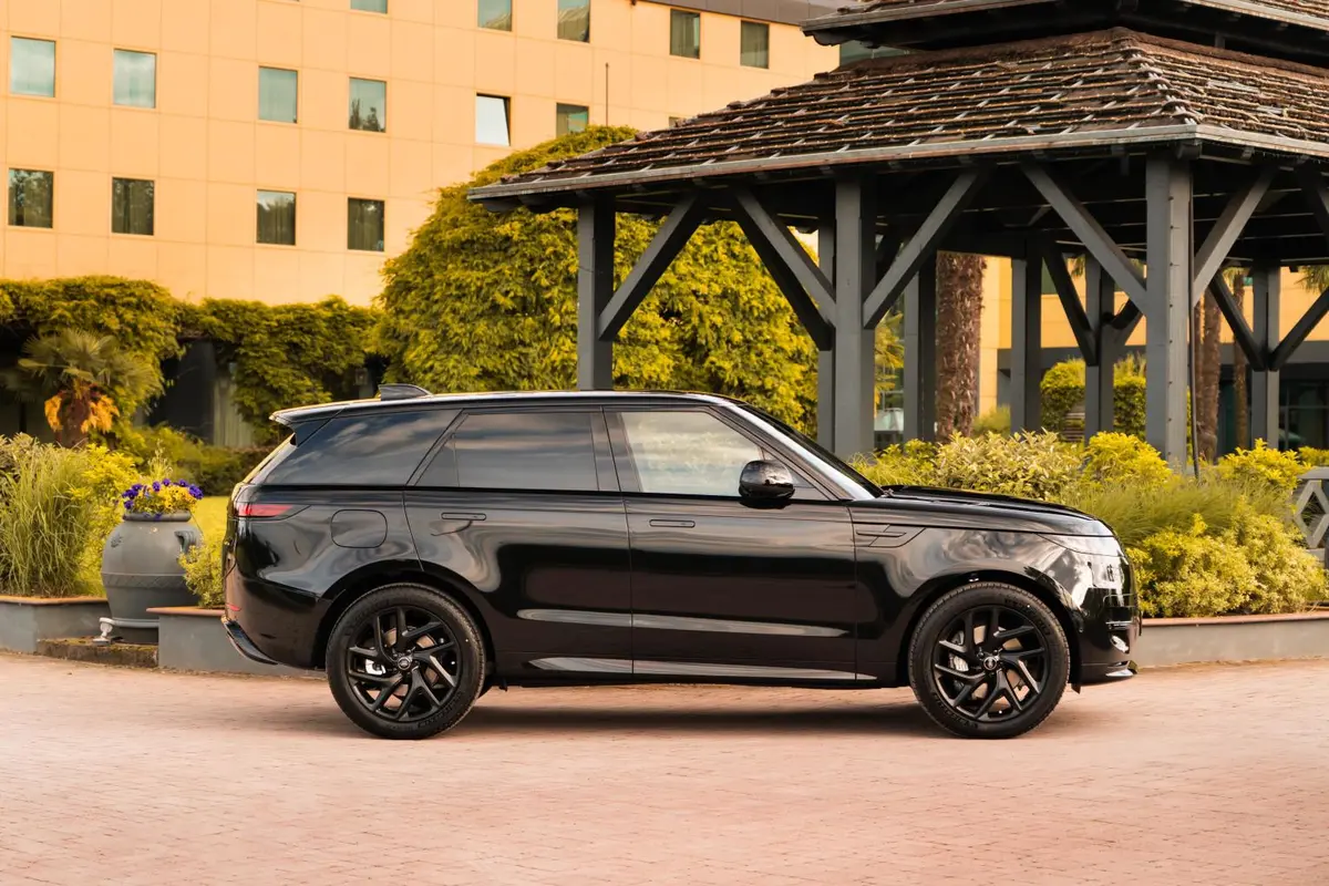 Land Rover Range Rover Sport Dynamic SE 2025, exterior — Nice Luxury Car Rental, Niza. Land Rover Range Rover Sport Dynamic SE in Niza El Land Rover Range Rover Sport Dynamic…