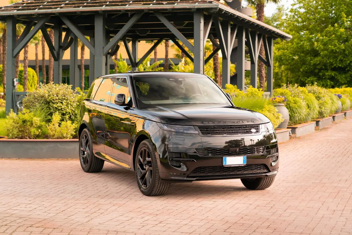Land Rover Range Rover Sport Dynamic SE 2025, vista trasera — Nice Luxury Car Rental, Niza. Land Rover Range Rover Sport Dynamic SE in Niza El Land Rover Range Rover Sport Dynamic…