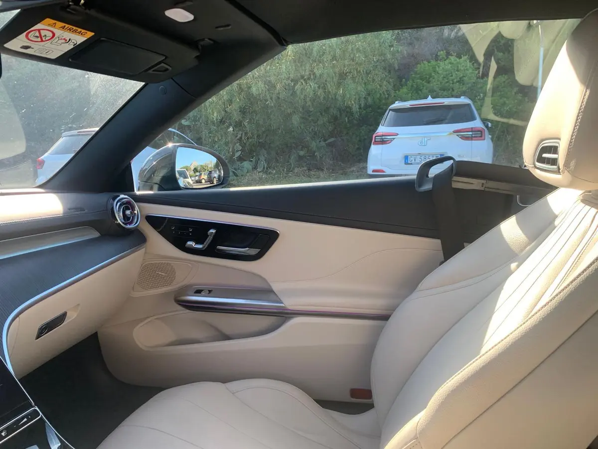 Mercedes Benz CLE Cabrio 2025, vista frontal — Nice Luxury Car Rental, Niza. Mercedes Benz CLE Cabrio in Niza El Mercedes Benz CLE Cabrio 2025 se alquila en Niza como…