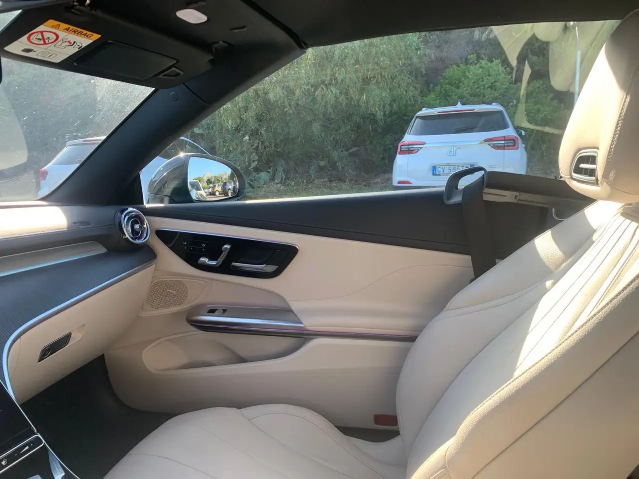 Mercedes Benz CLE Cabrio 2025, vista frontal — Nice Luxury Car Rental, Niza. Mercedes Benz CLE Cabrio in Niza El Mercedes Benz CLE Cabrio 2025 se alquila en Niza como…