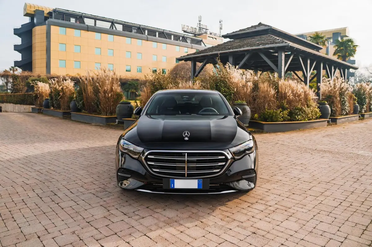 Mercedes Benz E-klasse 220d Premium Plus 2026, vue avant — Nice Luxury Car Rental, Nice. Mercedes Benz E-klasse 220d Premium Plus in Nice La Mercedes Benz E-klasse 220d Premium…