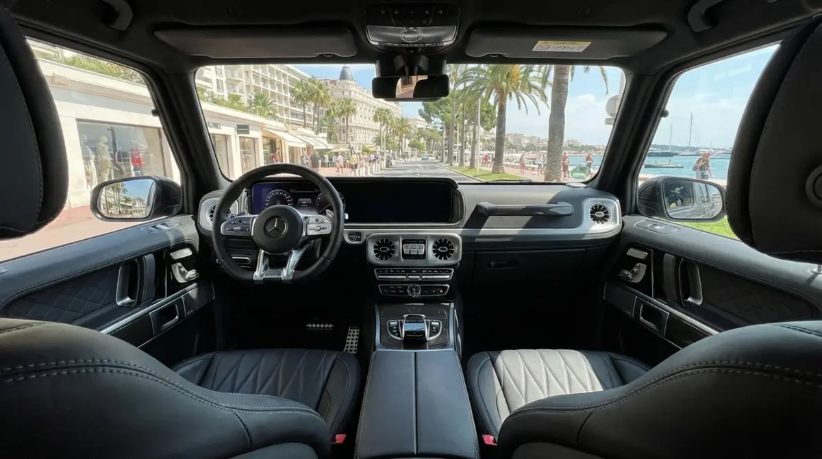 Mercedes Benz G63 2023, салон — Nice Luxury Car Rental, Ницца. Mercedes Benz G63 in Ницца Mercedes Benz G63 2023 года можно взять в аренду в Ницце как…