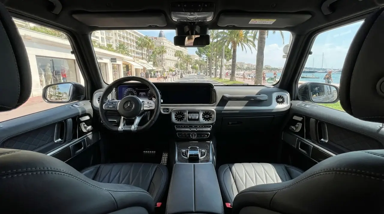 Mercedes Benz G63 2023, салон — Nice Luxury Car Rental, Ницца. Mercedes Benz G63 in Ницца Mercedes Benz G63 2023 года можно взять в аренду в Ницце как…